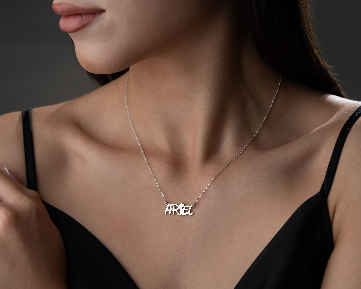 Custom name necklace chain detail