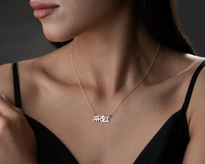 Custom name necklace chain detail