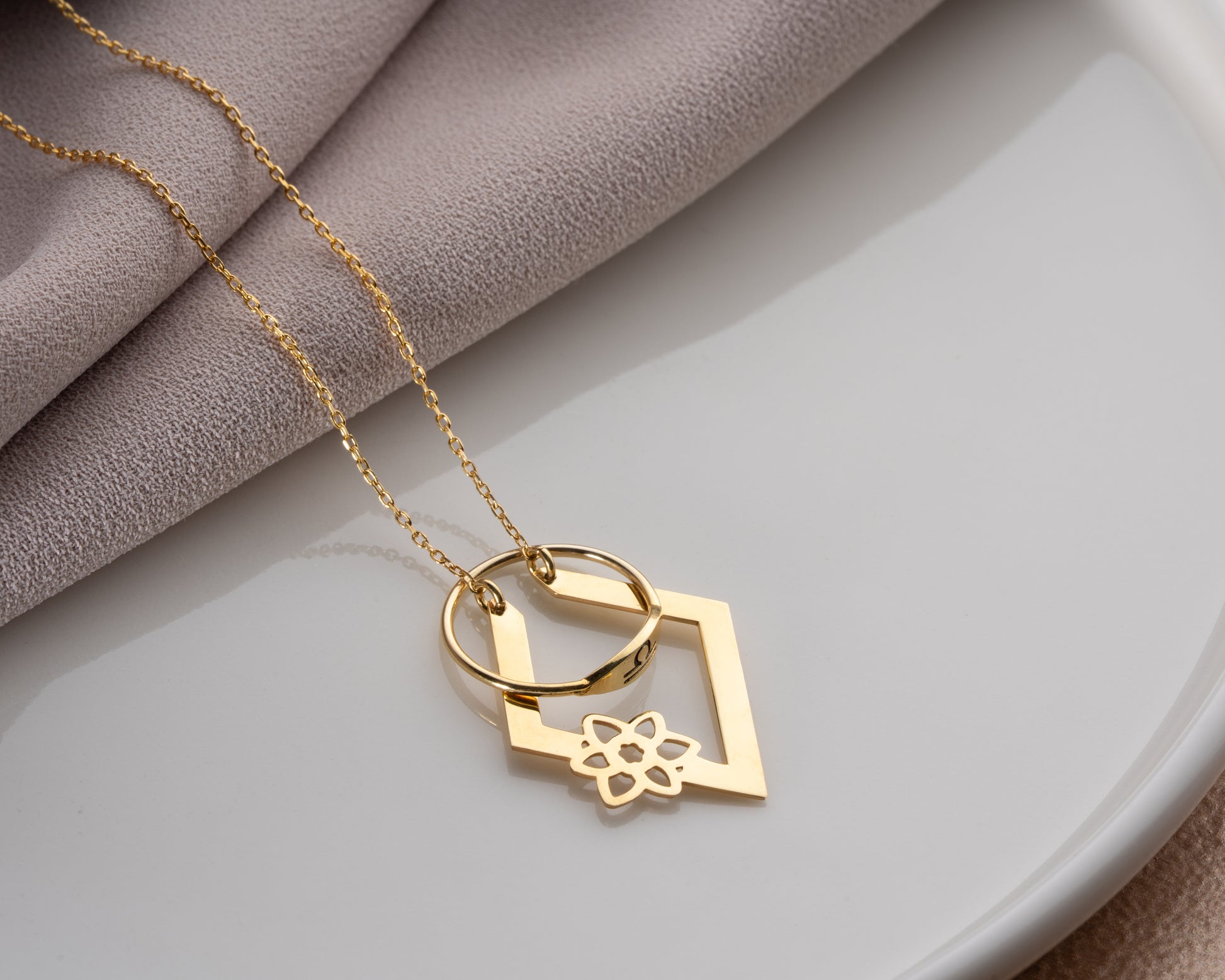Floral ring holder necklace detail 8
