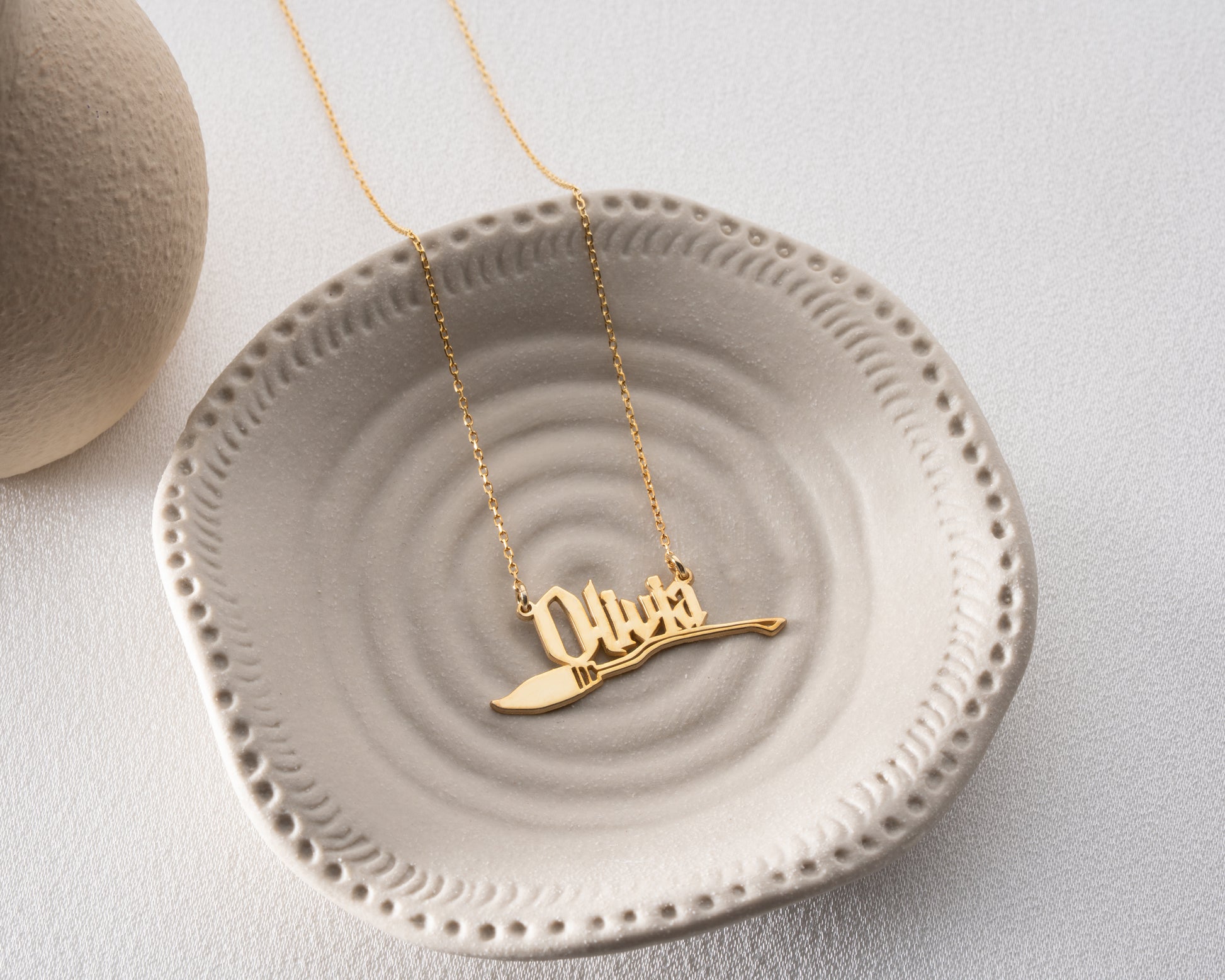 Personalized broom name necklace detail 4