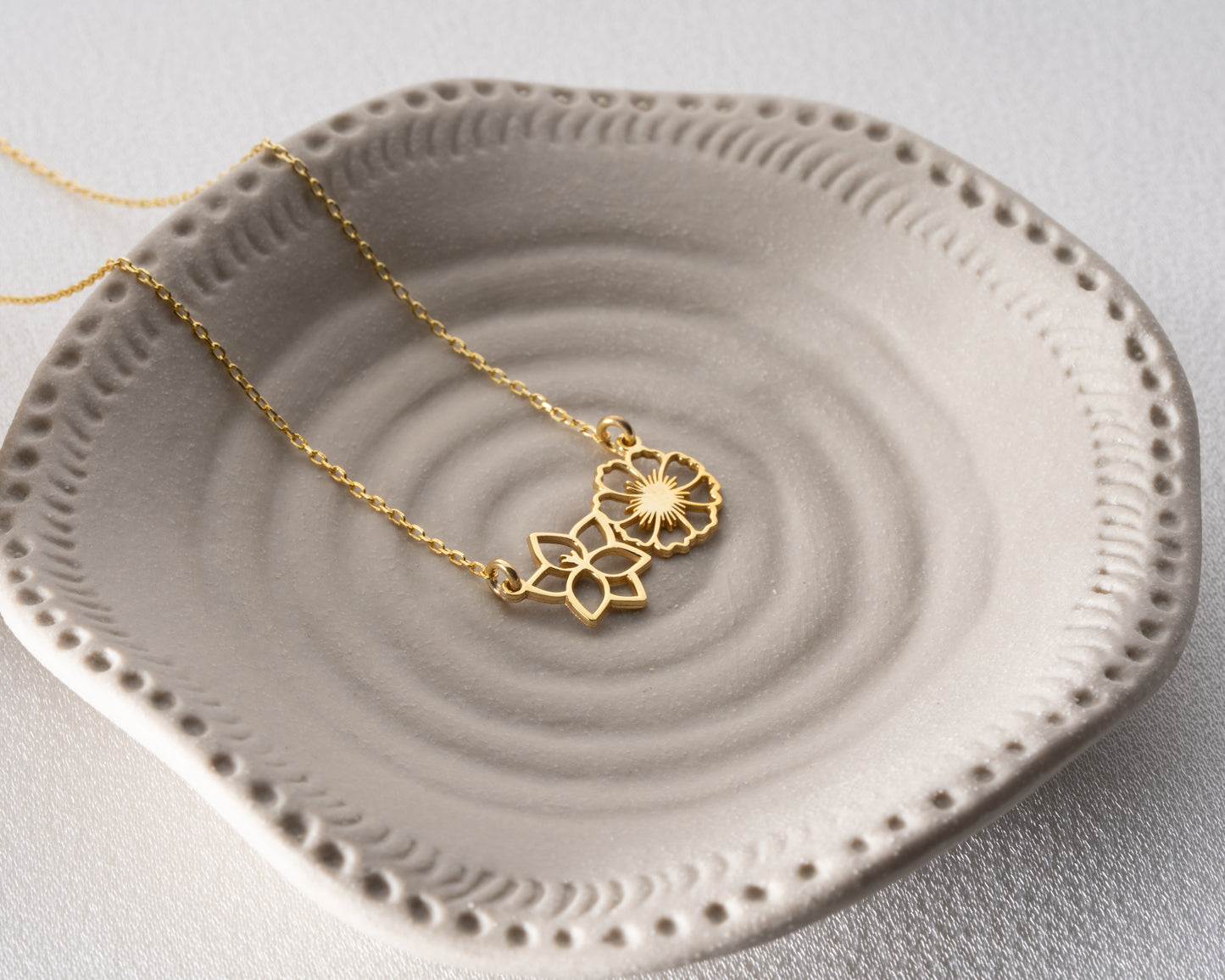 Personalized birth flower necklace detail 9
