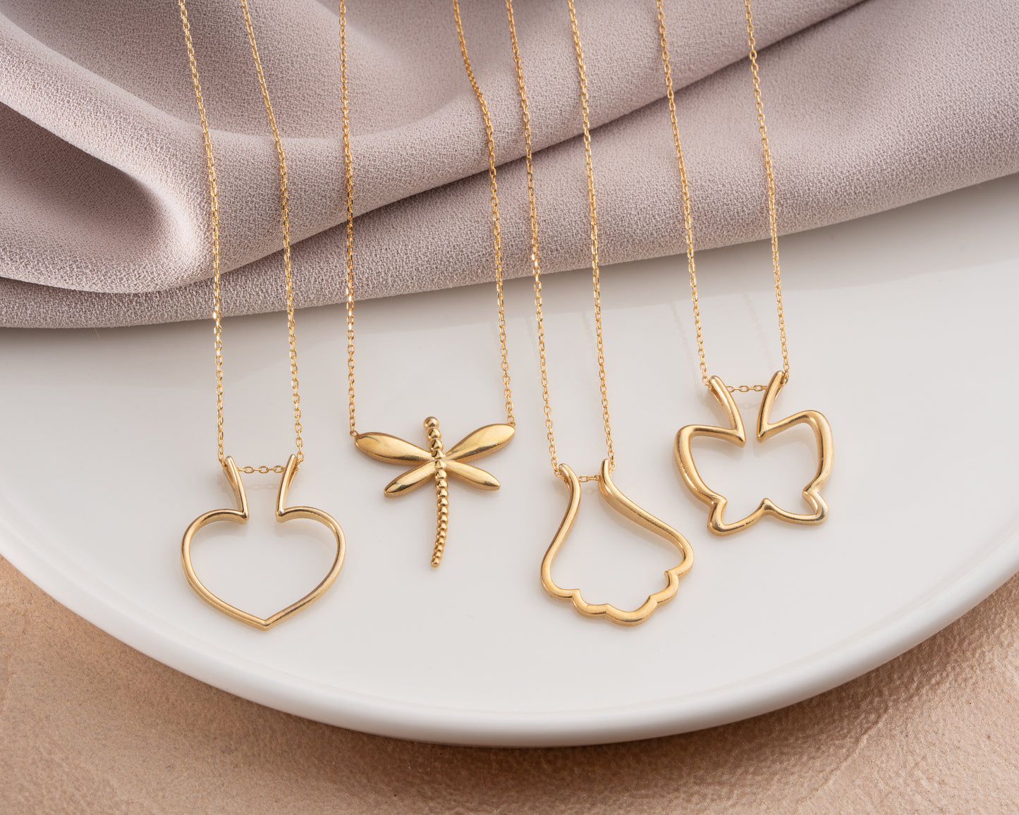 Nature motif ring holder necklace detail 7