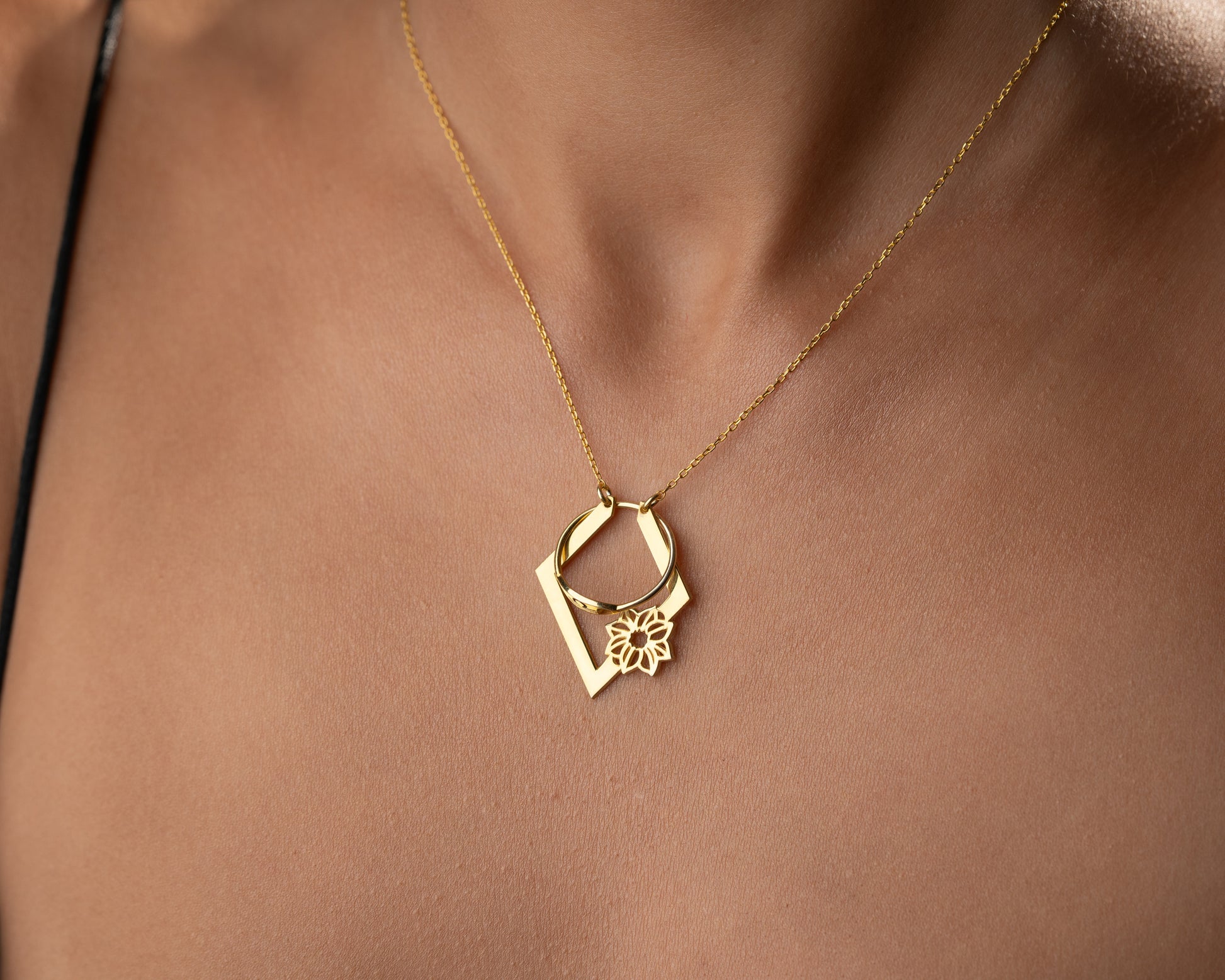 Floral ring holder necklace detail 12