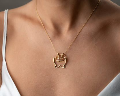 Nature motif ring holder necklace detail 3