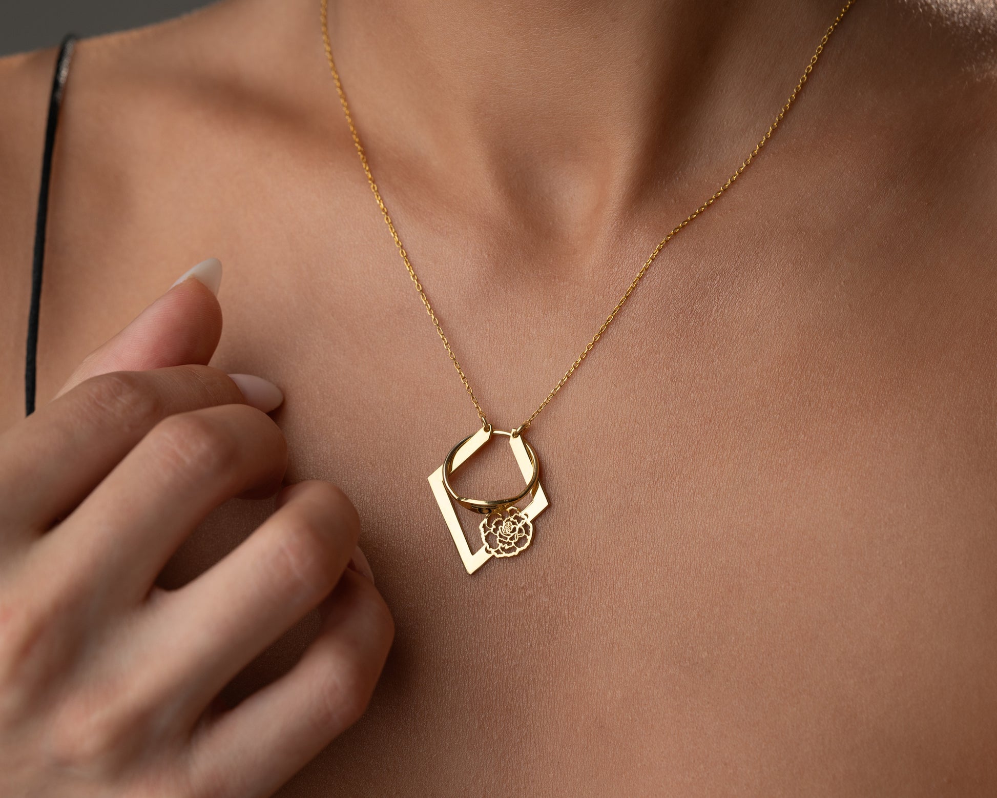 Floral ring holder necklace detail 5