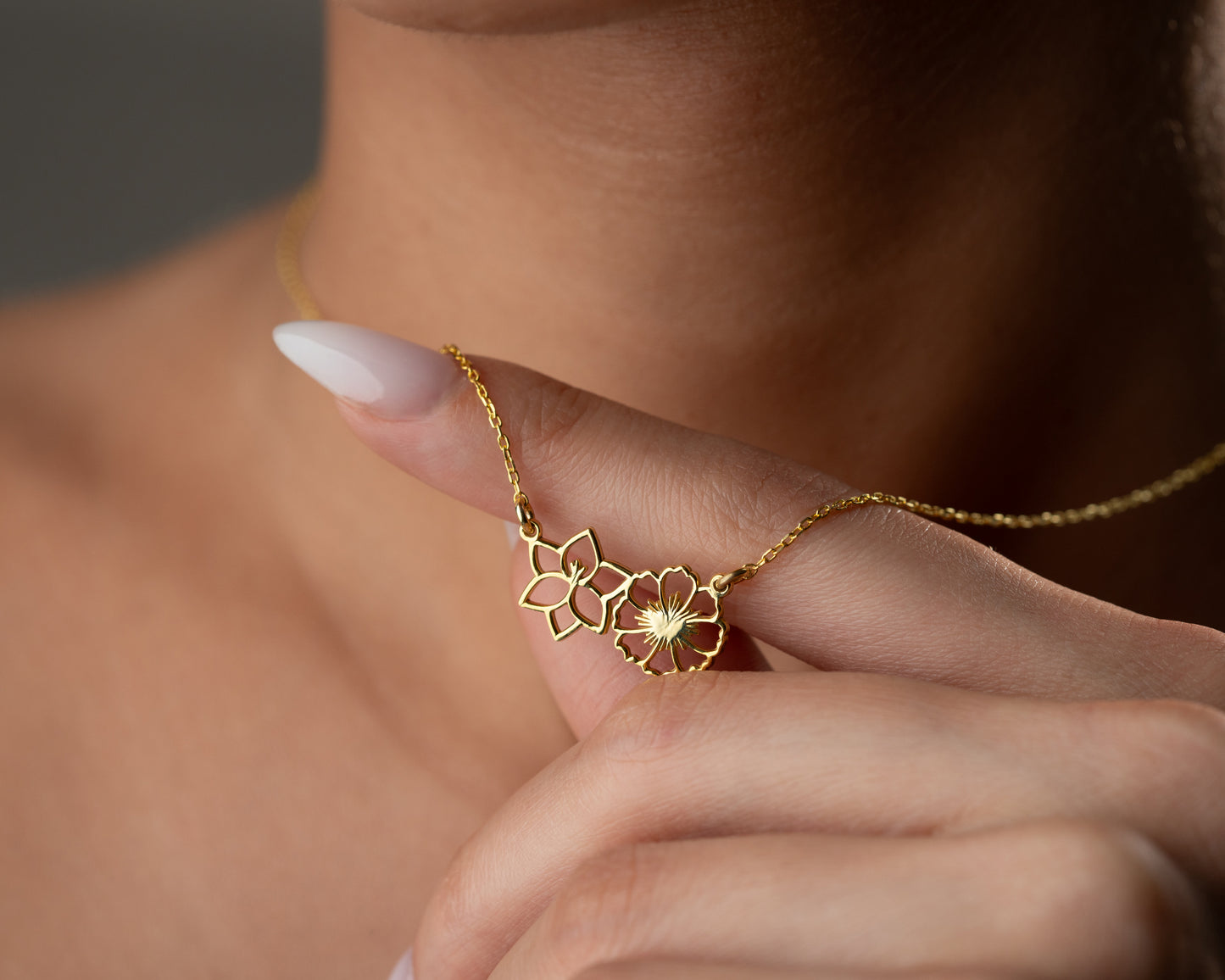 Personalized birth flower necklace detail 3