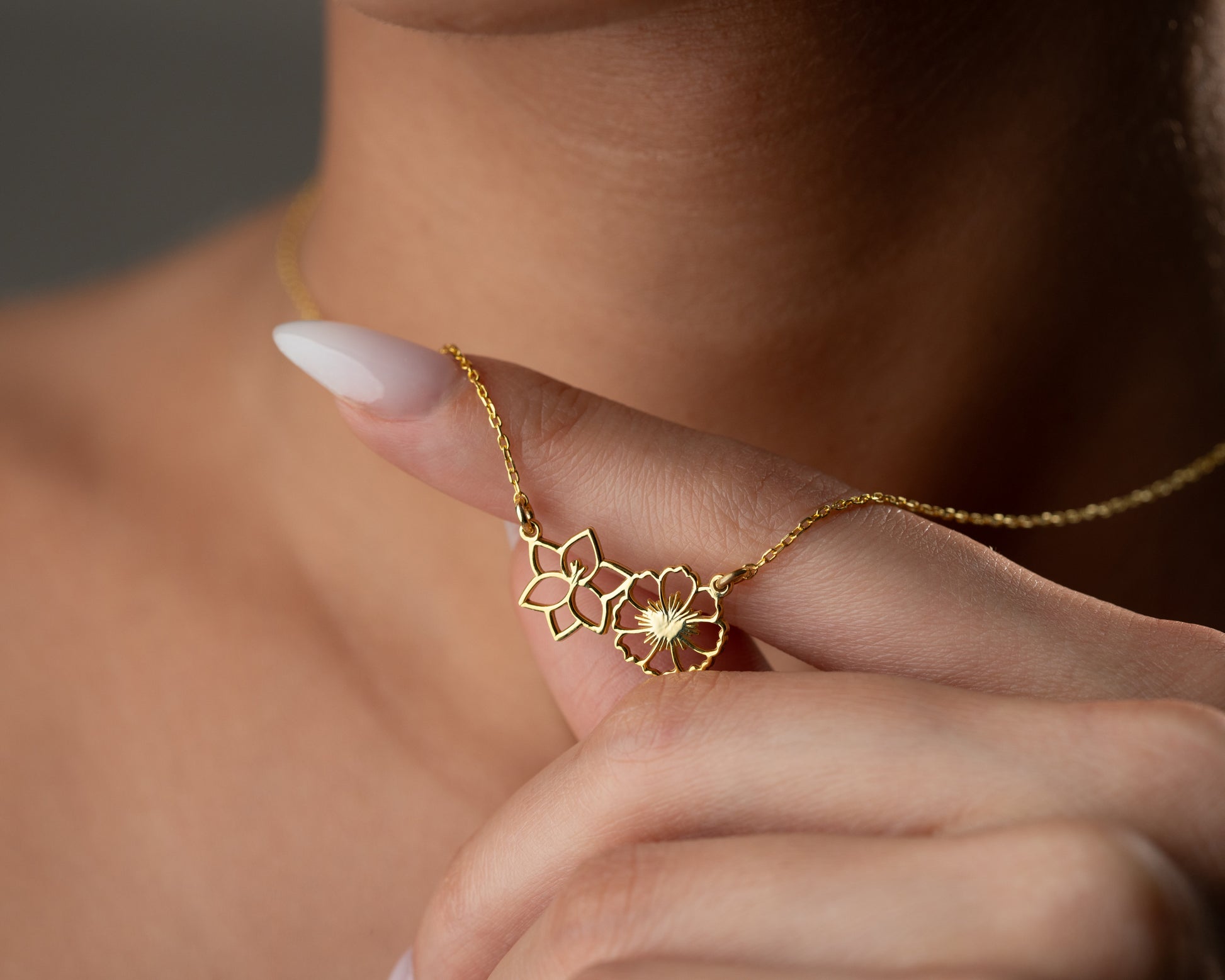 Personalized birth flower necklace detail 3