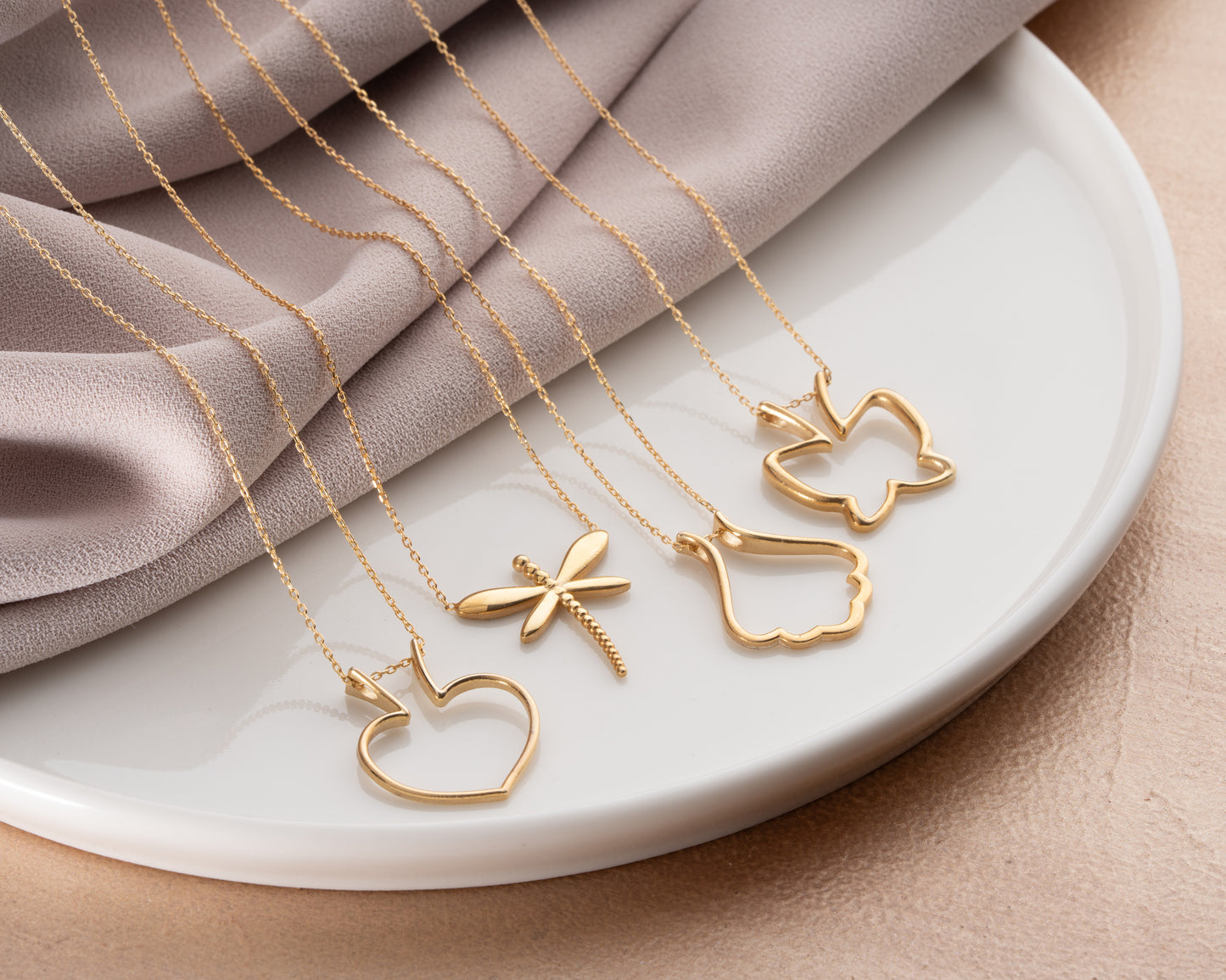 Nature motif ring holder necklace detail 8
