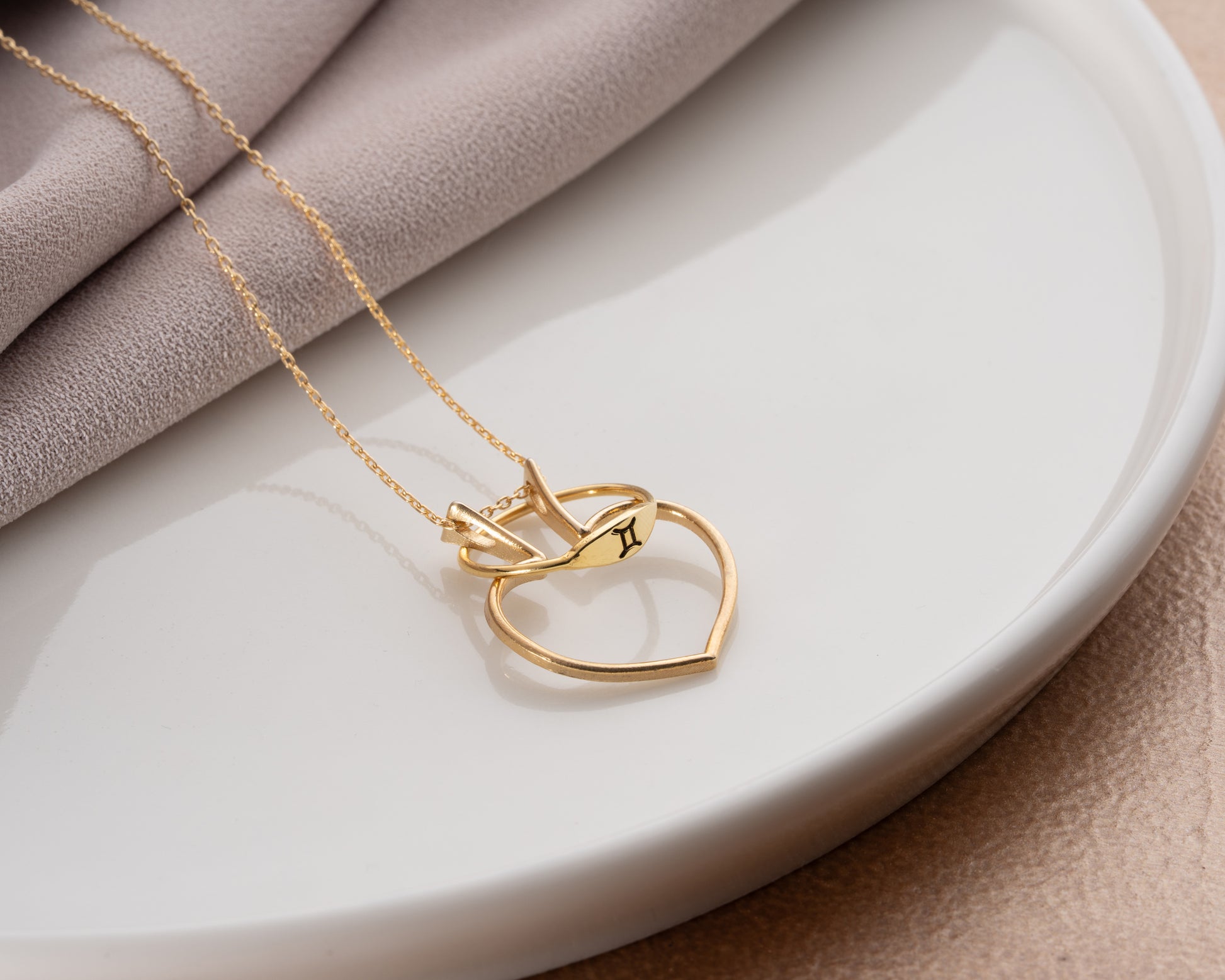 Nature motif ring holder necklace detail 6