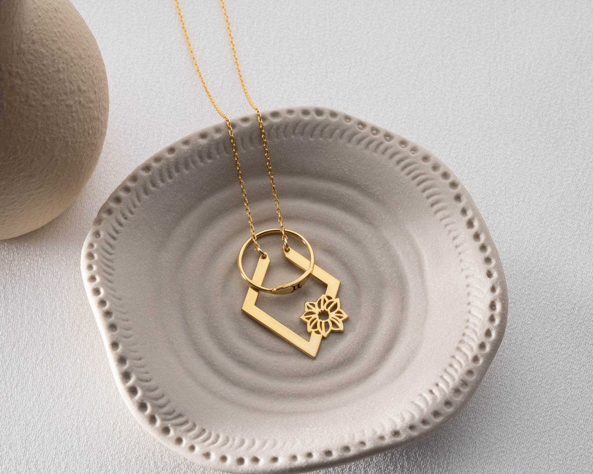 Floral ring holder necklace detail 11