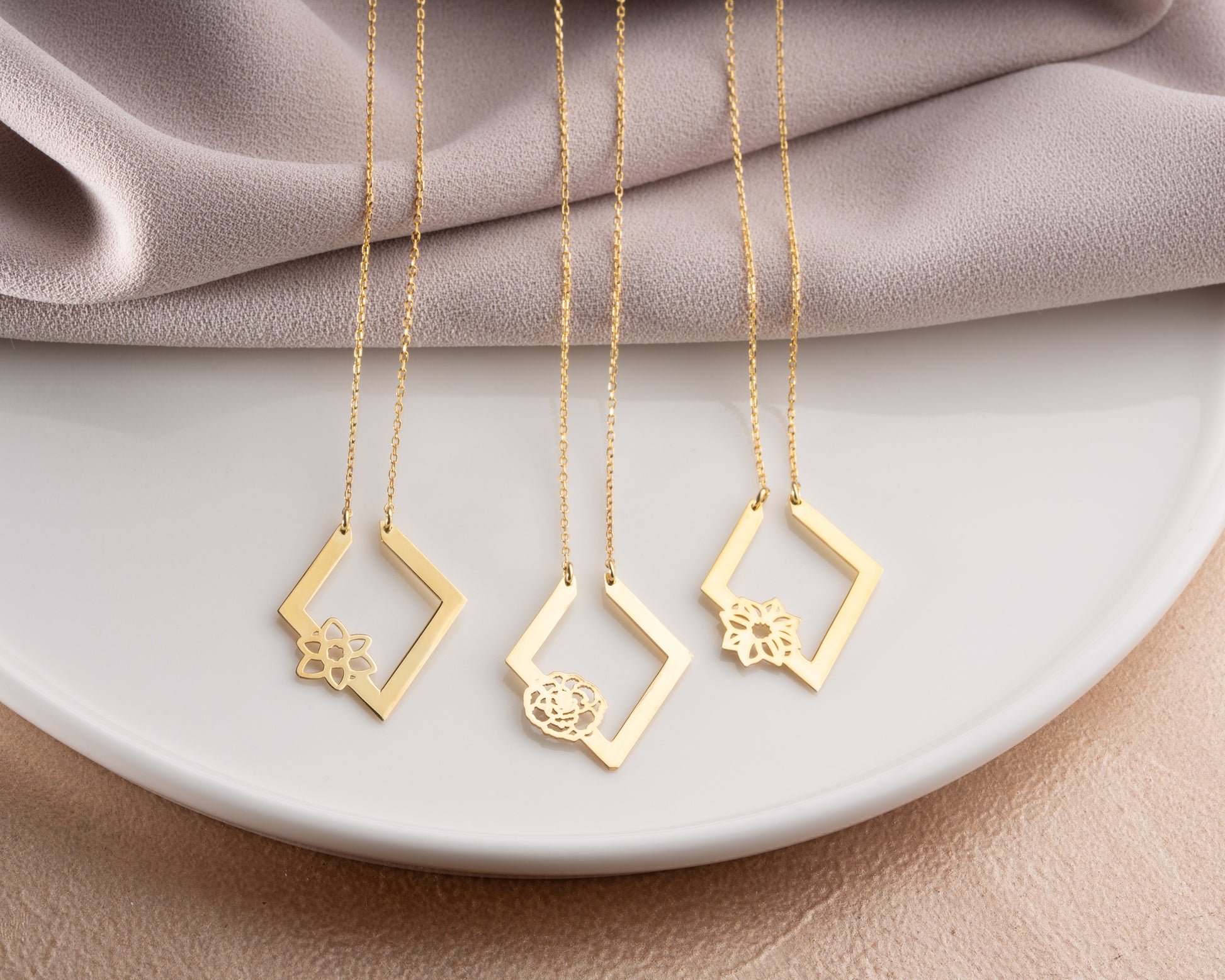 Floral ring holder necklace detail 10