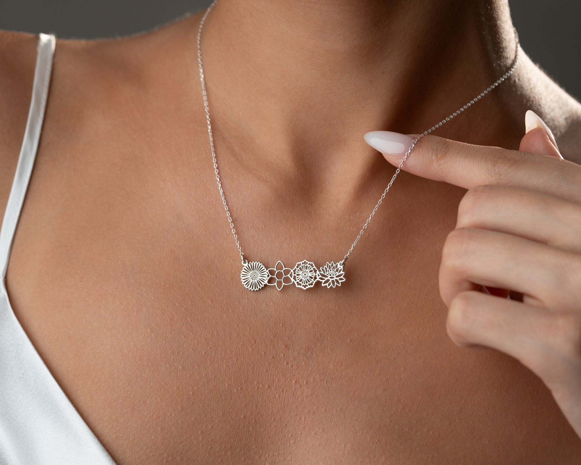 Personalized birth flower necklace detail 4