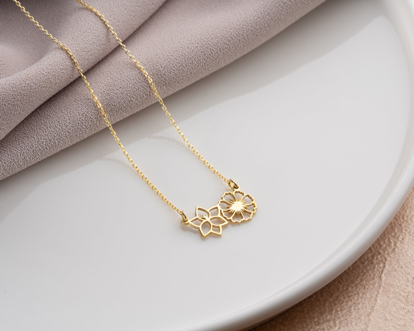 Personalized birth flower necklace detail 6