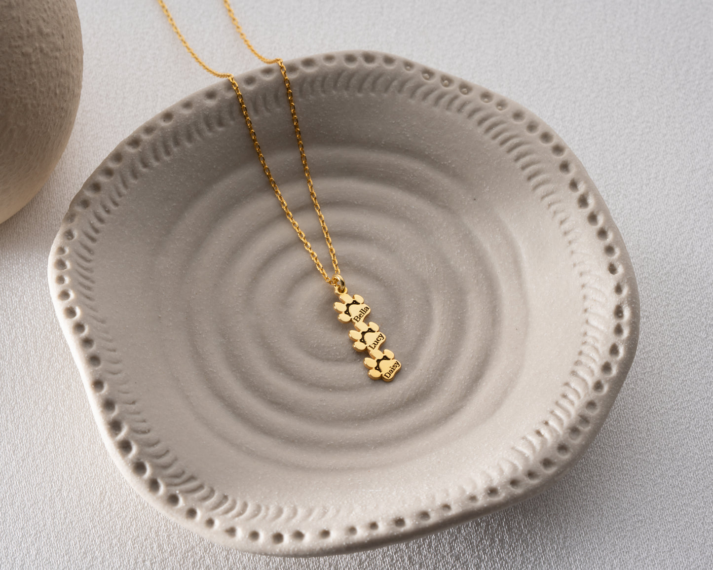 Personalized paw print name necklace detail 2
