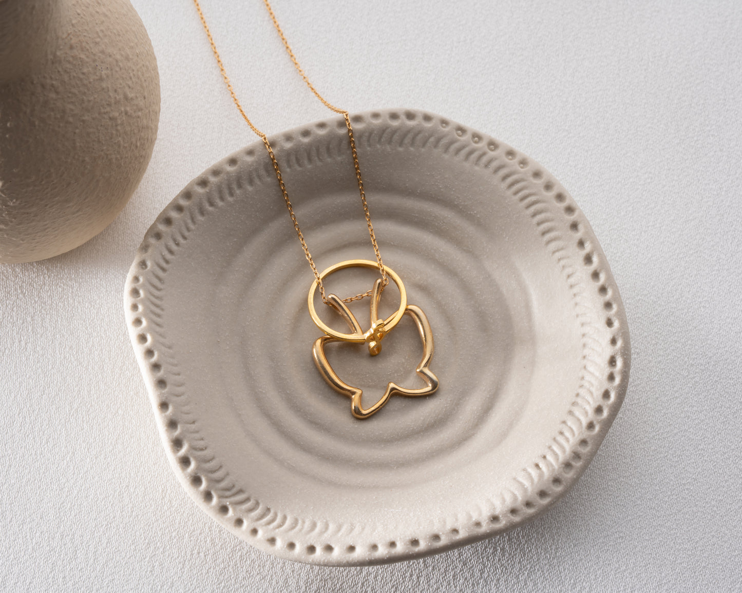 Nature motif ring holder necklace detail 9