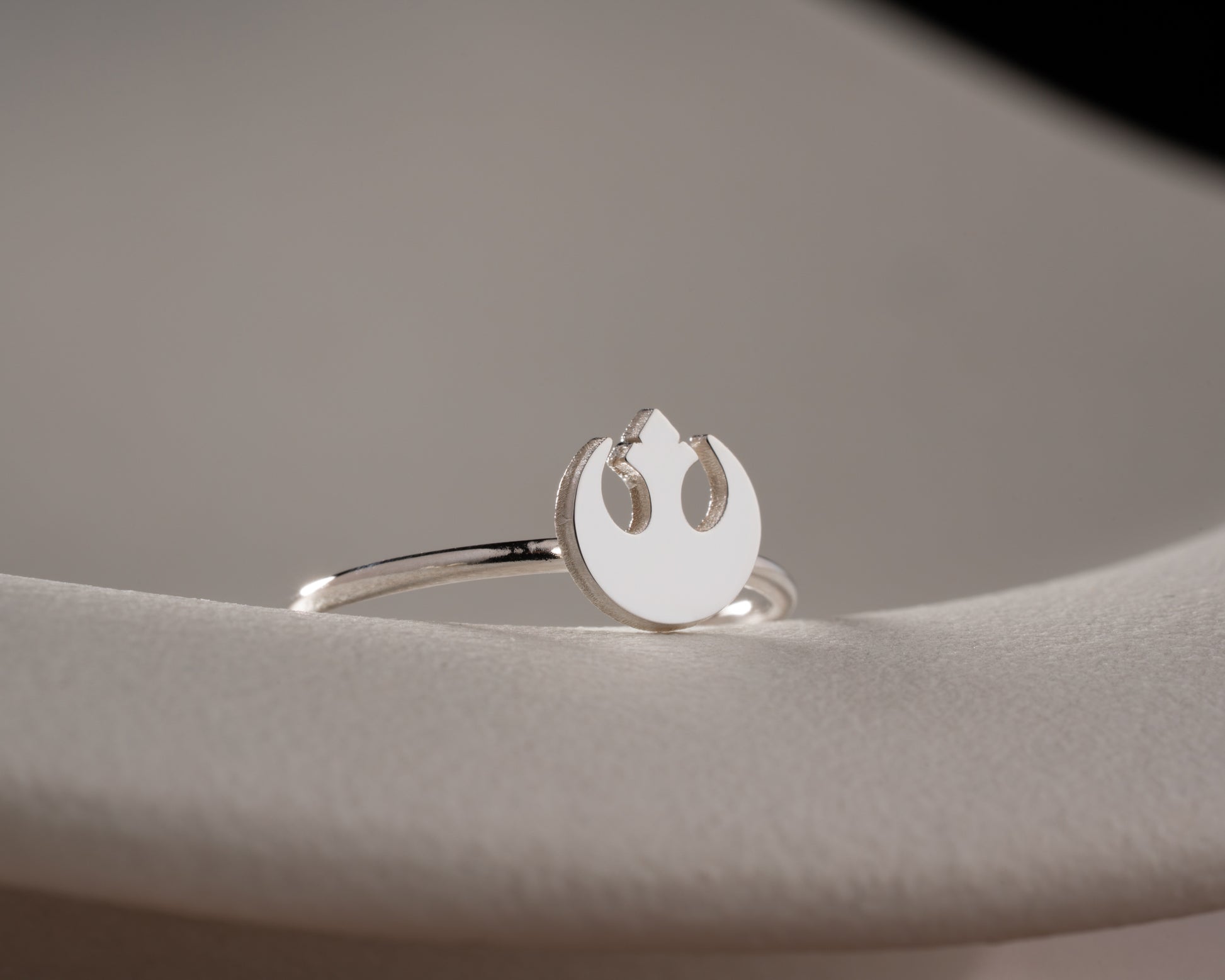 Minimal fan inspired ring in gold