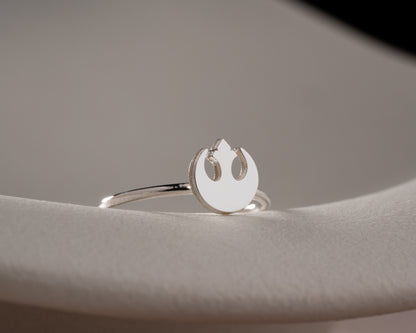 Minimal fan inspired ring in gold