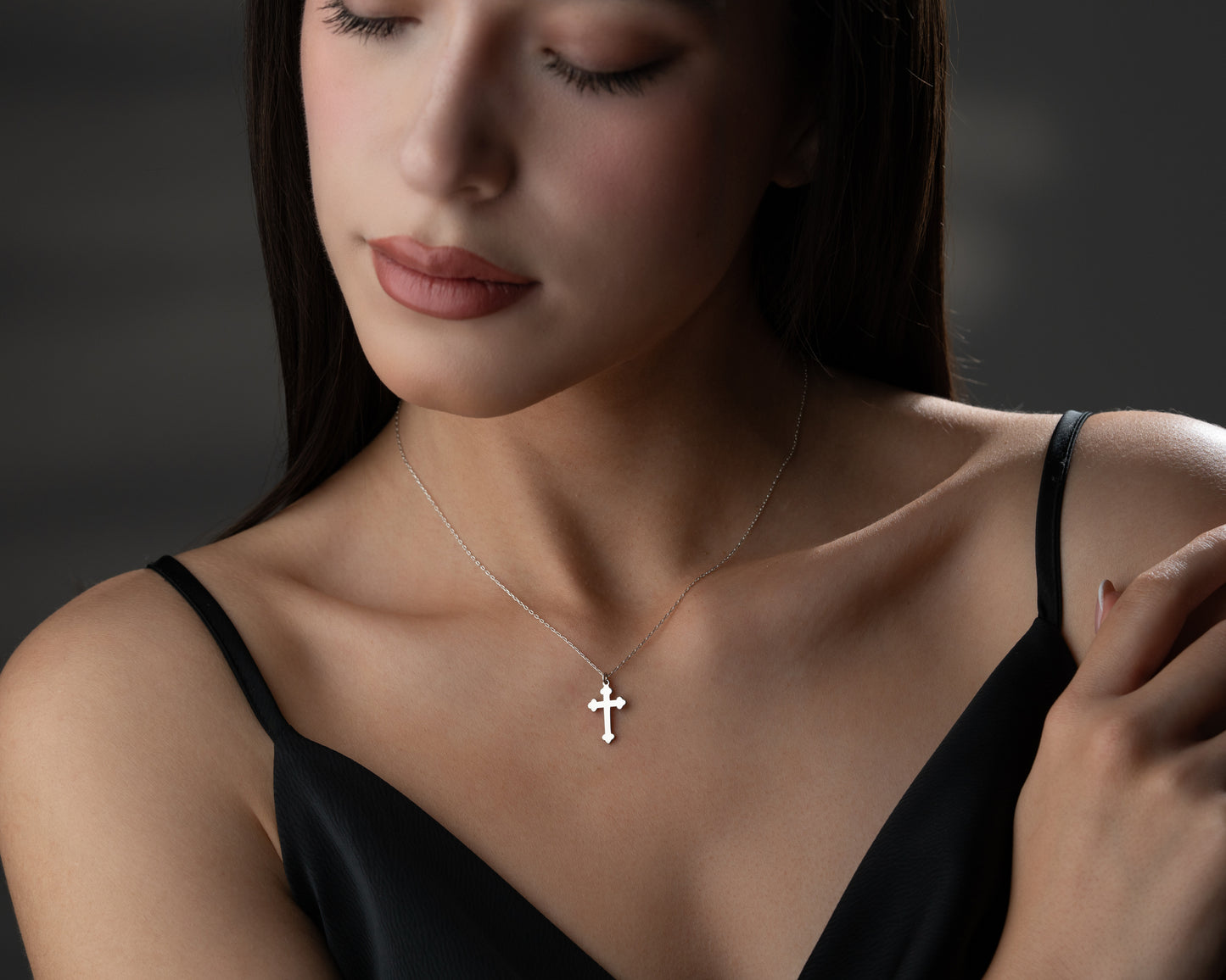 Trefoil cross necklace model detail