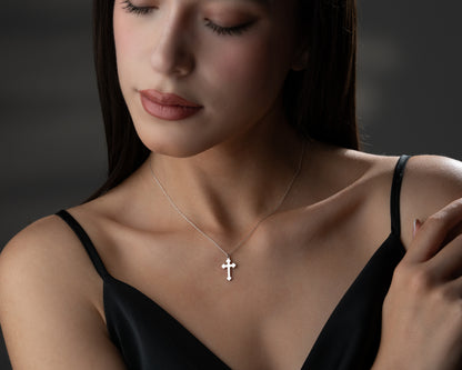 Trefoil cross necklace model detail